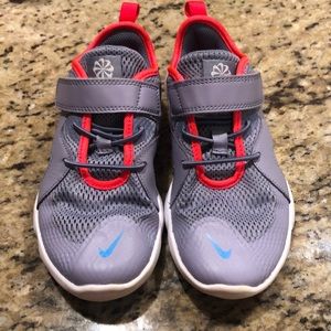 Girls size 1Y Nike sneakers